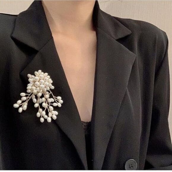 Elegant Pearl Floral Brooch Vintage Inspired Statement Accessory - Picture 4 of 16